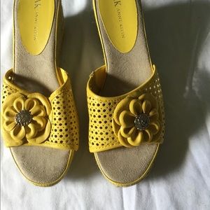 Women’s Ann Klein soft yellow  Slip on Mule.Size 7 M. New in box.